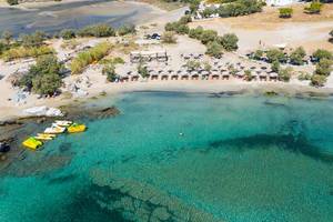 Luftbild der grünen Mittelmeers, bunte Tretboote mit Rutsche und der weiße Strand von Kolimbithres auf der griechischen Insel Paros