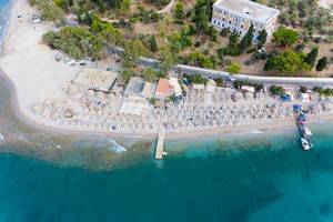 Luftbild des beliebten Urlaubsstrands Kaiki auf Spetses, Griechenland, am Argolischen Golf