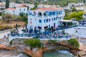Luftbild des Cielo Mar Restaurants und Havana Clubs mit Veranda und Bar im freien, an einer felsigen Küste der griechischen Insel Spetses