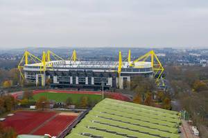 Luftbild des Fußballstadion Signal Iduna Park und Außengelände mit Trainingsplatz in Dortmund
