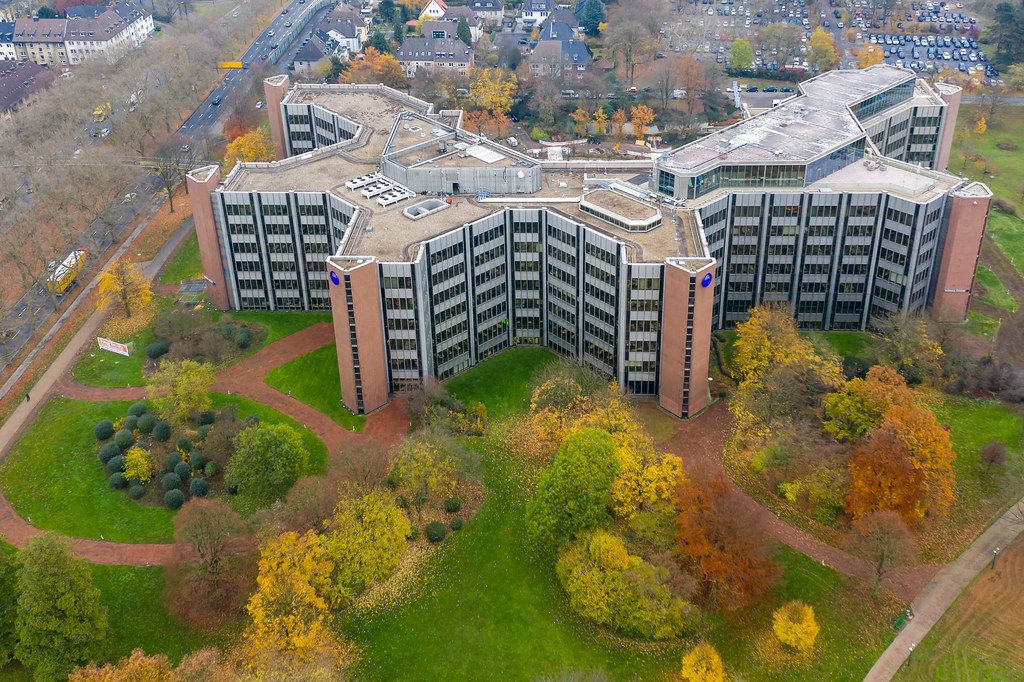 Luftbild des sternförmigen Gebäudes und Hauptverwaltung der SIGNAL IDUNA Gruppe Dortmund