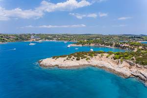 Luftbild mit Blick vom Meer auf die Felseninsel Chenesar und das Aks Hinitsa Bay Hotel in Chinitsa, Griechenland.