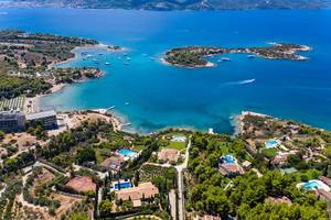 Luftbild mit Blick von Kranidi, Peloponnes, auf die kleine Insel Chenesar, im Myrtoischen Meeres