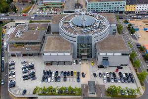 Luftbild mit der Drohne DJI Mavic Pro 2, zeigt die Mercedes-Benz Niederlassung in Köln und das Silberpfeil Bistro im runden Gebäude