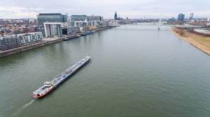 Luftbild: Schiff auf dem Rhein fährt an den Kranhäusern vorbei