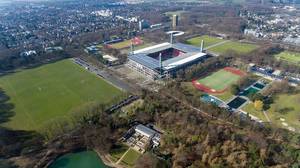 Luftbild vom RheinEnergieStadion und Sportplätzen