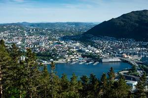 Luftbild von Bergen Norwegen mit der Nordsee und Gebirge