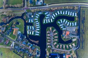 Luftbild von Ferienhäusern am Wasser in Goingarijp, Niederlande