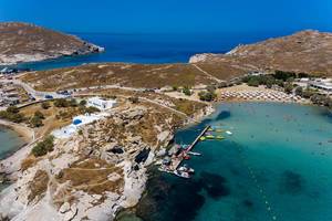 Luftbild von Kolimpithres, Kloster Agios Ioannis Detis, Monastiri-Strand und dem blauen Mittelmeer vor der Urlaubsinsel Paros, Griechenland