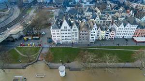 Luftbild von überfluteten Uferflächen bei Pegel Köln