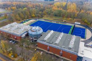 Luftbild zeigt blauen Sportplatz - Outdoor-Handballplatz am Sportzentrum des TSC Dortmund