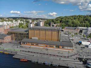 Luftbild zeigt die abgesperrte Ironman-Wettkampfstrecke vor der Sibelius-Halle im Hafen von Lahti, am finnischen See Vesijärvi