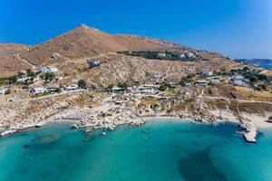 Luftbild zeigt die Felsenküste aus Granitstein in der kleinen Bucht Kolimbithres, Touristenmagnet auf Paros, Griechenland