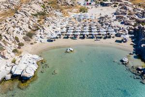 Luftbild zeigt die Granitfelsen in einer kleinen Bucht am Strand Kolimbithres auf Paros, Griechenland
