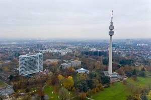 Luftbild zeigt Fernsehturm Florian-Turm mit Aussichtsplattform im Westfalen-Park Dortmund
