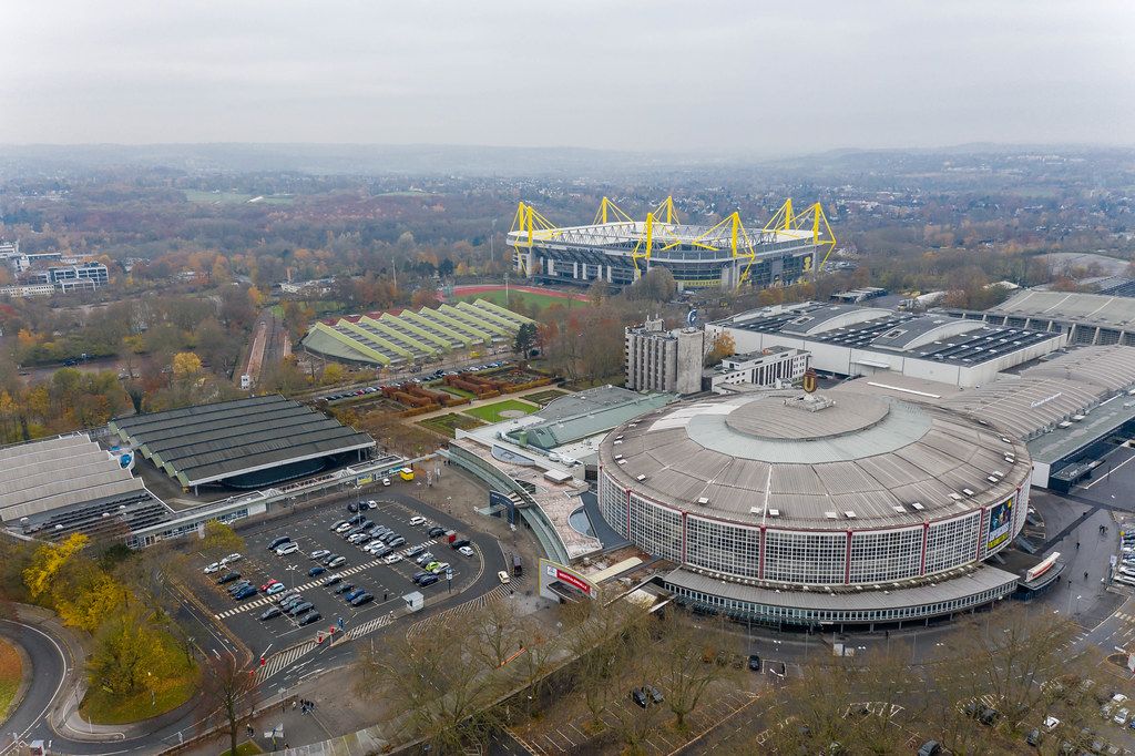 Luftbild zeigt Parkplatz an der Dortmunder Westfalenhalle und Signal Iduna Park im Hintergrund