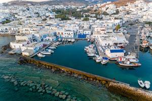 Luftbild zeigt Schiffe im Hafenbecken der malerischen Inselstadt Naoussa auf Paros (Griechenland)