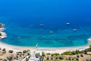 Luftbild zeigt Sportboote vor dem Strandabschnitt Agioi Anárgyroi auf der griechischen Insel Spetses, am Argolischen Golf