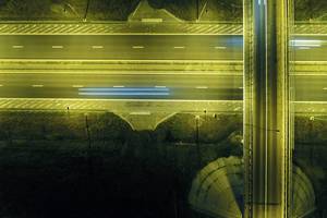 Luftbild zeigt Straßenverkehr aus der Sicht von oben, gelb beleuchtet