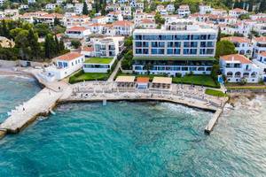 Luftbild zeigt Touristen beim Urlaub auf Balkonen des Spetses Hotels in Griechenland. mit Ausblick auf das grüne Meer
