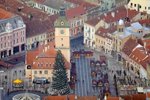 Luftbild zeigt Weihnachtsmarkt auf dem Marktplatz in Brasov, Rumänien