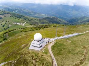 Luftbildaufnahme der Radarstation und Gebirgsjäger-Ehrenmals auf dem Großer Belchen