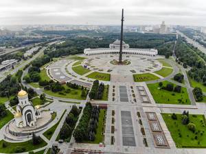 Luftbildaufnahme des Siegesdenkmals im Moskauer Siegespark