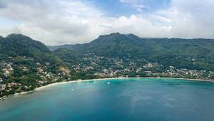Luftbildaufnahme eines Strandes auf den Seychellen