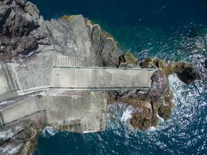 Luftbildaufnahme: Gefährliche Felsen am Wasser in Ponta do Sol auf Madeira
