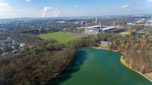 Luftbildaufnahme vom See Adenauer Weiher,  RheinEnergieStadion und Sportplätze im Hintergrund