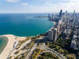 Luftbildaufnahme von North Avenue Beach und Hochhäusern in Chicagos Bezirken Gold Coast und Magnificent Mile