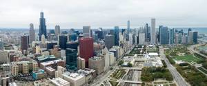 Luftbildpanorama: Grant Park und rotes Gebäude CNA Center inmitten von Chicagos Skyline