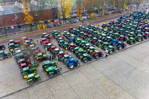 Luftfotografie des Trecker-Staus der deutschen Bauern - Demonstrationszug mit Traktoren vor der Dortmunder Westfalenhalle