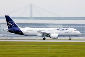 Lufthansa Airbus A320 taking off in Munich Airport,  D-AIZD