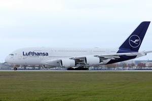 Lufthansa Airbus A380 Flugzeug taxiert am Flughafen München