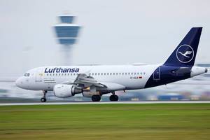 Lufthansa CityLine Airbus A319 Flugzeug startet vom Flughafen München, D-AILB