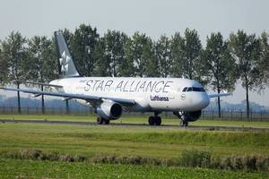 Lufthansa Star Alliance Flugzeug auf dem Flughafen Amsterdam Schiphol