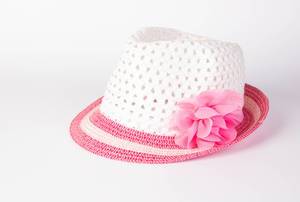 Luftig-leichter, weißer Sommerhut mit seitlich angebrachter rosaroter Blume für Mädchen
