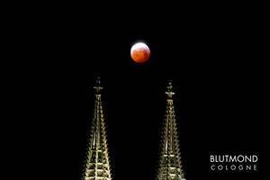 Lunar eclipse and blood moon over Cologne Cathedral with picture title "Blutmond Cologne"