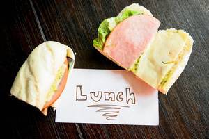 Lunch Aufschrift neben einem Sandwich