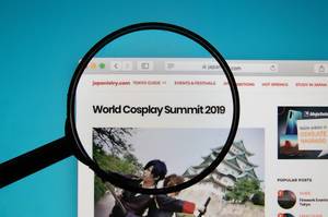 Lupe über Computerbildschirm hebt Artikel zum World Cosplay Summit auf Japanistry hervor