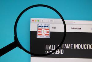 Lupe über dem Logo der Internetseite der nationalen Baseball Hall of Fame
