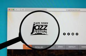 Lupe über dem Logo der Internetseite des Cape Town International Jazz Festival