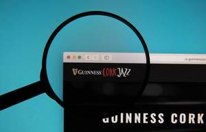 Lupe über dem Logo der Internetseite des Guinness Jazz Festival
