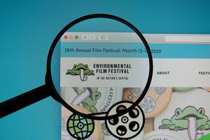 Lupe über dem Logo der Internetseite des jährlichen Environmental Film Festivals 2020