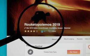 Lupe über dem Logo der Internetseite von Rouketopolemos 2019