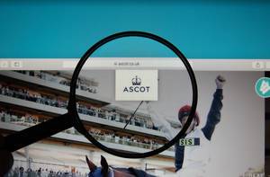 Lupe über dem Logo der Internetseite von Royal Ascot