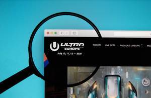 Lupe über dem Logo und Schriftzug der Internetseite Ultra Europe Festival