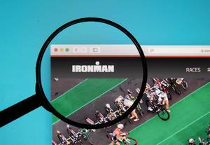 Lupe über dem Logo und Schriftzug der Ironman-Internetseite