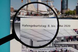 Lupe über dem Schriftzug des Hafengeburtstag Hamburgs 2020